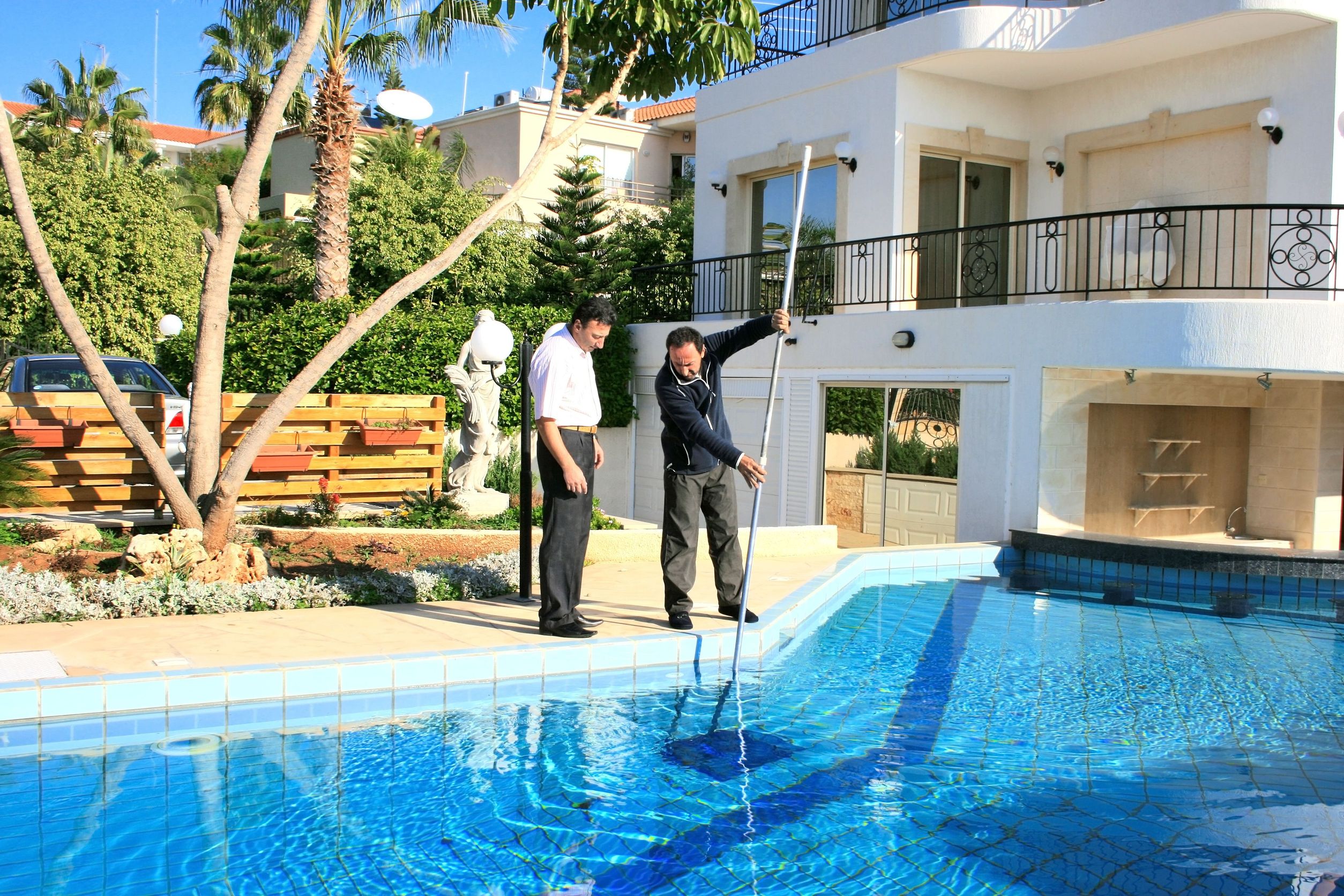 Contact a Pool Leak Repair Company in Phoenix, AZ, Immediately